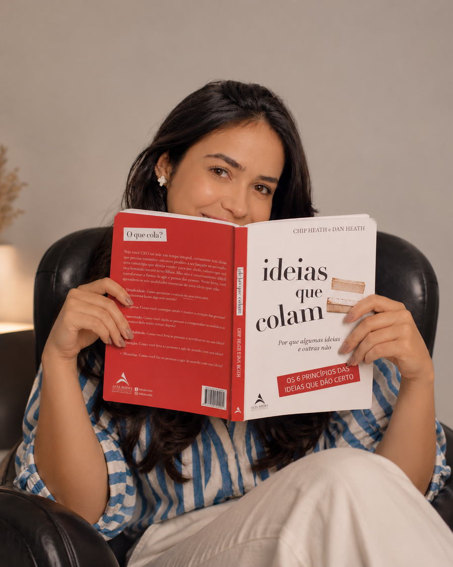 Layfe Amorim segurando o livro Ideias que Colam